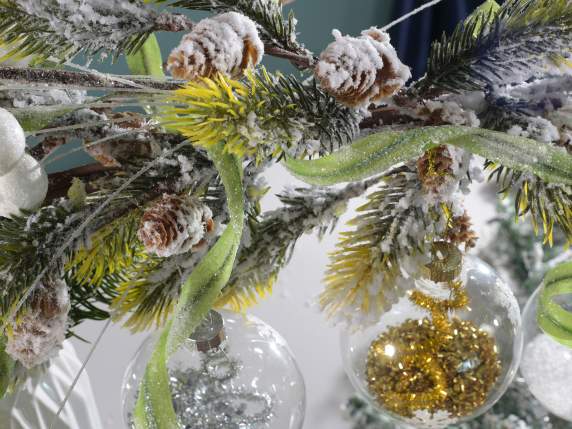 Rama de pino cubierta de nieve artificial moldeable con piña