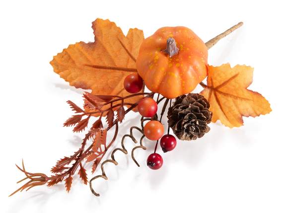 Rama con calabaza, piña, hojas y bayas artificiales.