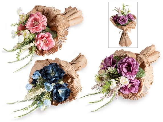 Ramo de papel kraft con un ramo de flores artificiales.