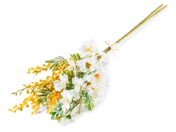 Ramo con ramas de mimosa y flores silvestres artificiales.