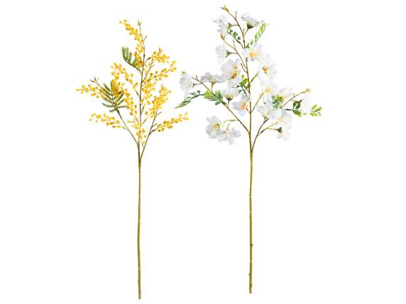 Ramo con ramas de mimosa y flores silvestres artificiales.