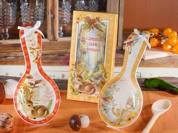 Suport de lingurita din ceramica cu arc si animale de padure