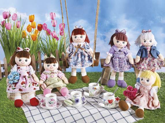 Petite poupée en tissu peluche avec des vêtements colorés