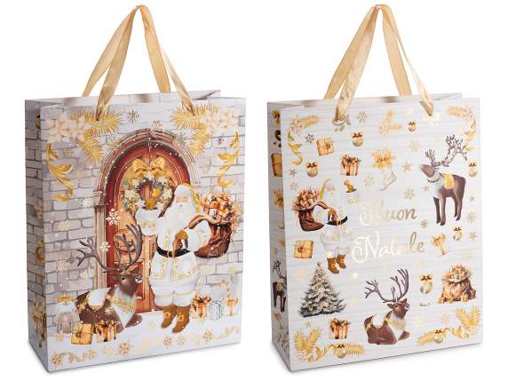 Bolsa-sobre grande de papel navideño con asas de satén.