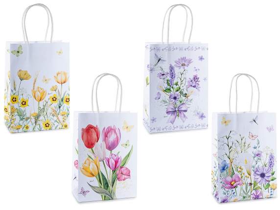 Bolsa-sobre pequeño de papel con asas decoradas con flores.