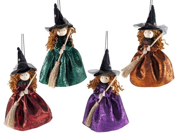 Befana - sorcière en robe de satin et balai suspendu