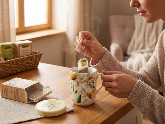 Taza porcelana 300 ml con tapa y decoraciones de manzanilla