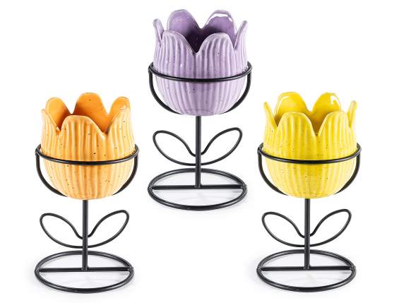 Vase en céramique en forme de tulipe sur un pied en métal