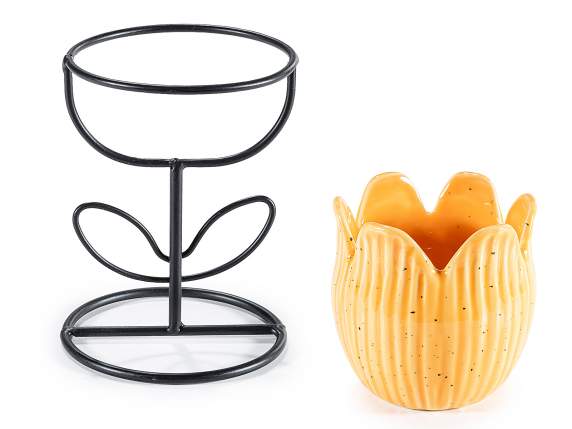 Vase en céramique en forme de tulipe sur un pied en métal