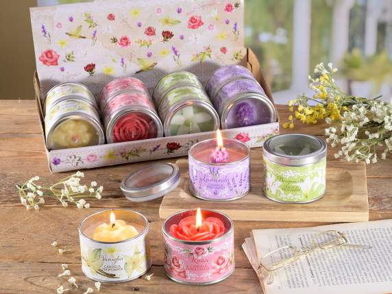 Vela perfumada con flor en relieve en caja de metal.