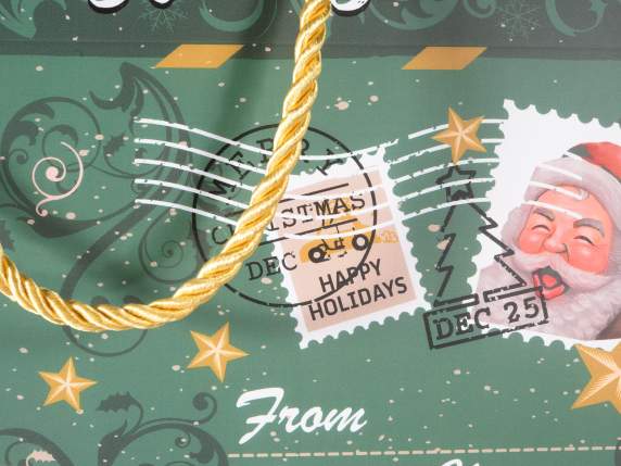 Caja de papel con estampado navideño y asas de cuerda.