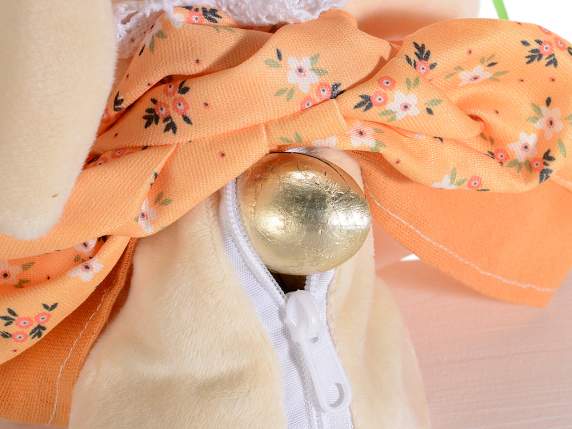 Conejo de peluche con zanahoria