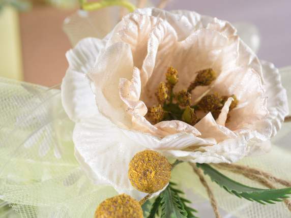 Bouquet danémones et baies artificielles