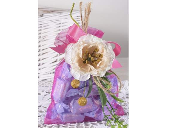 Bouquet danémones et baies artificielles