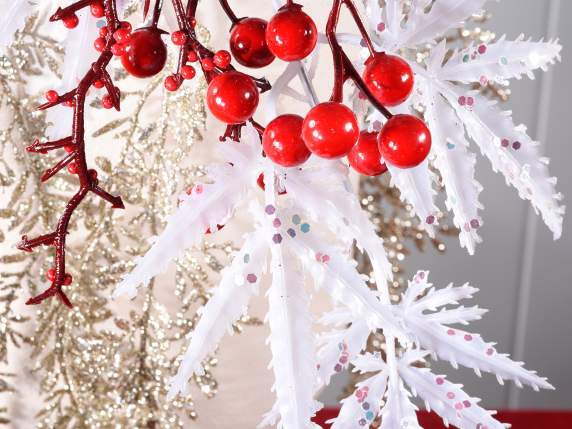 Branche avec feuilles effet glace, baies rouges et boule