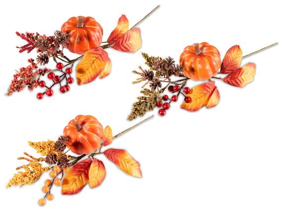 Branche avec citrouille artificielle, feuilles et baies