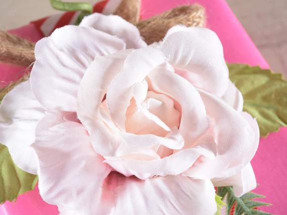 Bouquet avec rose en tissu et nœud en corde