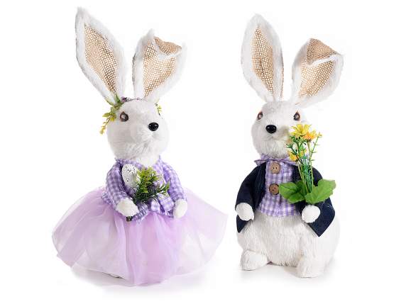 Lapin en fibres naturelles avec fleurs et oeuf