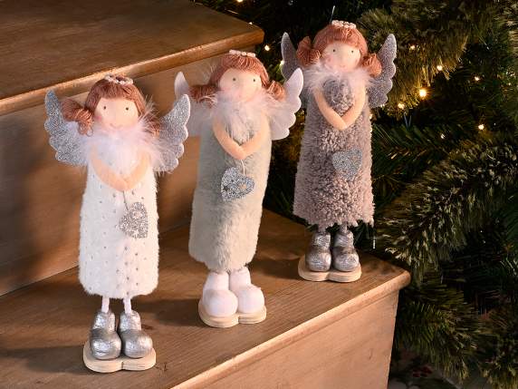 Ange aux ailes en fourrure écologique douce et cœur argenté