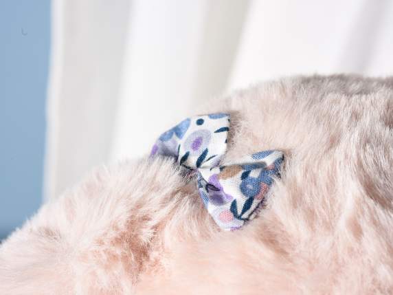 Lapin en peluche avec une robe colorée et de longues oreille