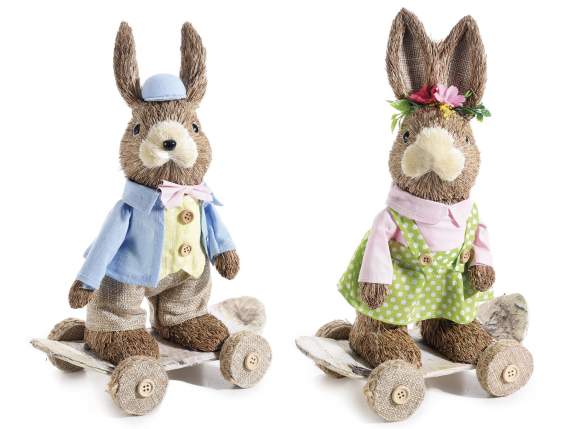 Lapin en fibre naturelle sur skateboard