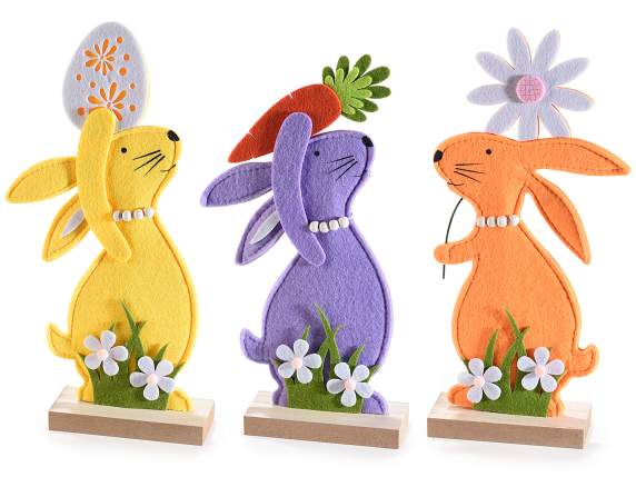 Lapin en tissu sur socle en bois avec fleurs et décorations