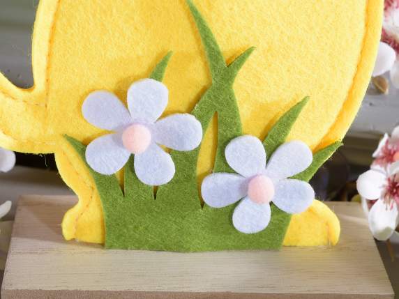 Lapin en tissu sur socle en bois avec fleurs et décorations