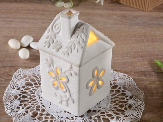 Maison en porcelaine avec fleurs en relief et lumières LED