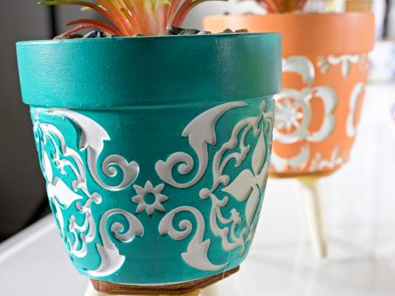 Vase en ciment décoré avec plante artificielle et trépied