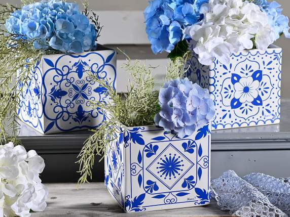 Vase en porcelaine à décor de majolique bleue