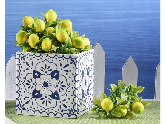 Vase en porcelaine à décor de majolique bleue