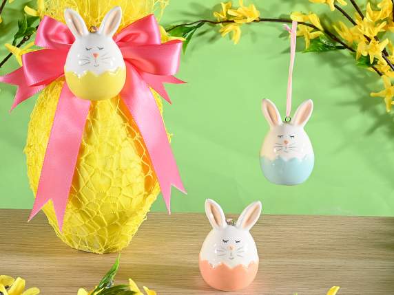 Lapin en céramique dans loeuf à suspendre