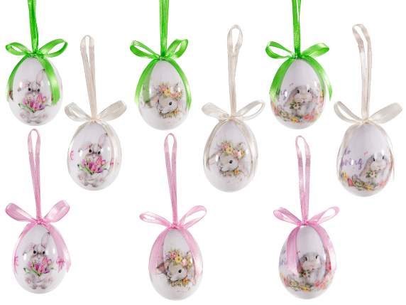 Oeuf de Pâques en plastique décoré avec de la ficelle et un