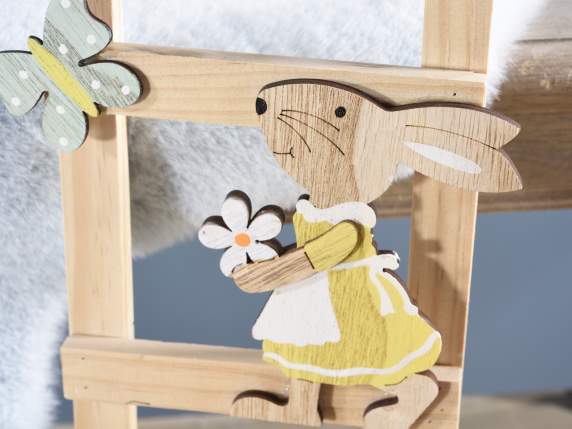 Échelle décorative en bois avec lapin et œufs suspendus
