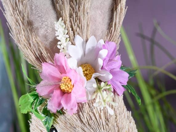 Lapin en fibre naturelle avec carotte et couronne de fleurs