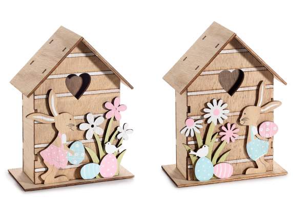 Maison en bois avec lapin, fleurs et cœur sculpté