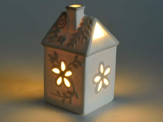 Maison en porcelaine avec détails floraux en relief et lumiè