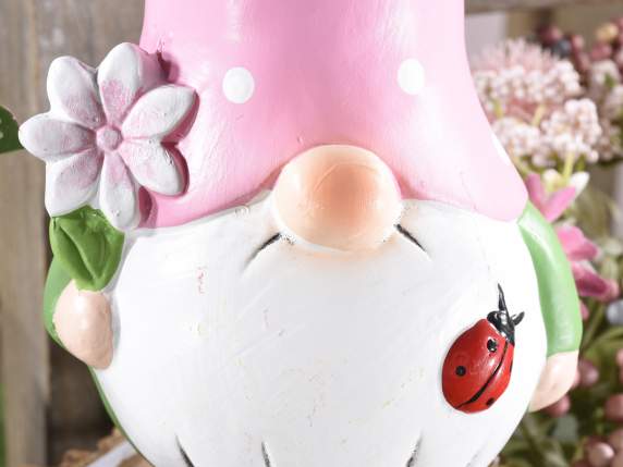 Gnome en terre cuite colorée avec chapeau, fleur et coccinel