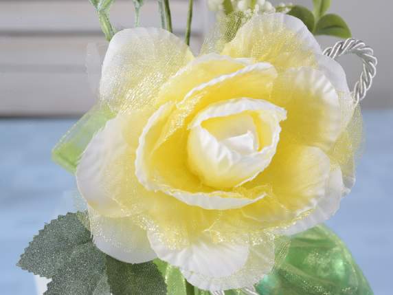 Bouquet avec rose, baies artificielles et noeud de corde