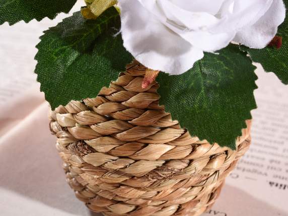 Pot en corde avec roses artificielles