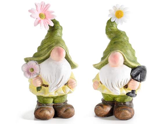 Petit gnome en terre cuite colorée avec une fleur sur son ch