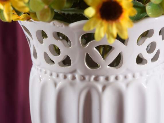 Vase de forme en céramique brillante avec bord décoré