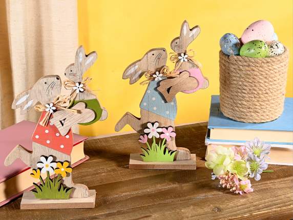 Paire de lapins en bois jouant pour sappuyer