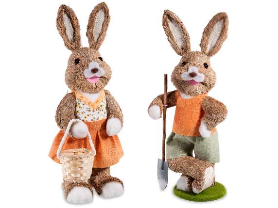 Lapins en fibres naturelles avec panier et pelle
