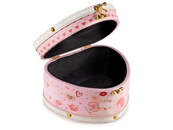 Set of 2 heart-shaped wooden boxes with a closing hook