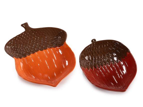 Acorn-shaped ceramic plate with embossed decorations