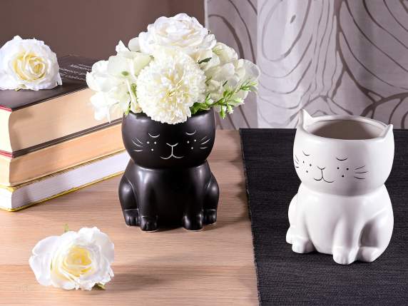 Ceramic cat vase with engraved muzzle and ears details