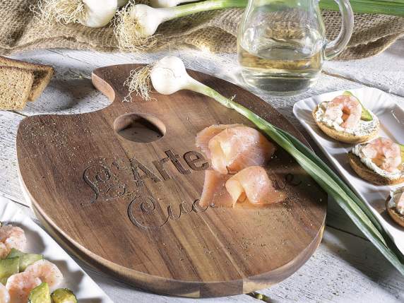 Chopping board in acacia wood in the shape of a palette with