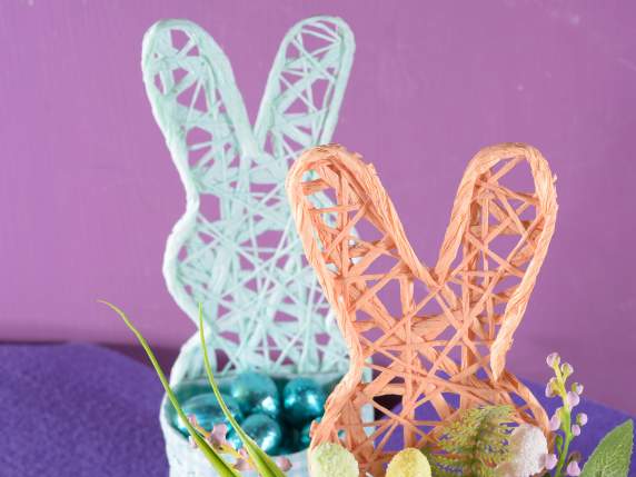 Rabbit basket in woven raffia with checked edge