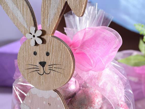 Container in natural wood with bunny and flowers